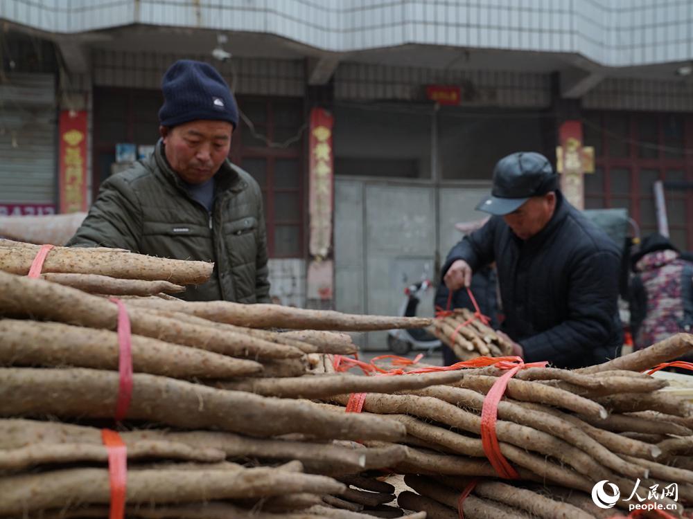 No pueden faltar los productos locales, como el ñame. (Reportero Huangfu Wanli)