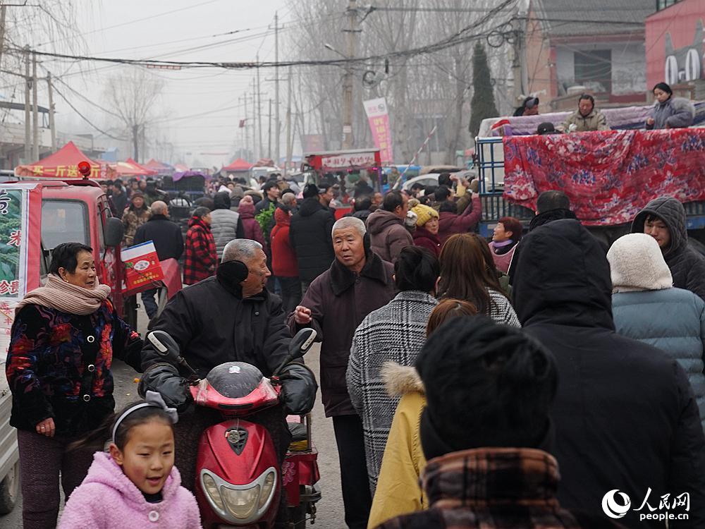 La aldea de Zhangruji organiza un mercado tres veces al mes (los días cinco, quince y veinticinco del calendario lunar). (Reportero Huangfu Wanli)