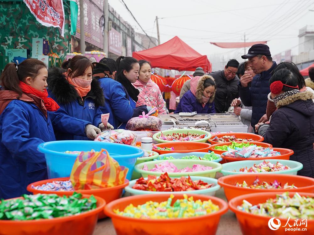 Antes del Festival de la Primavera y debido a la gran cantidad de trabajo, el mercado se prolonga unos días más. (Reportero Huangfu Wanli)