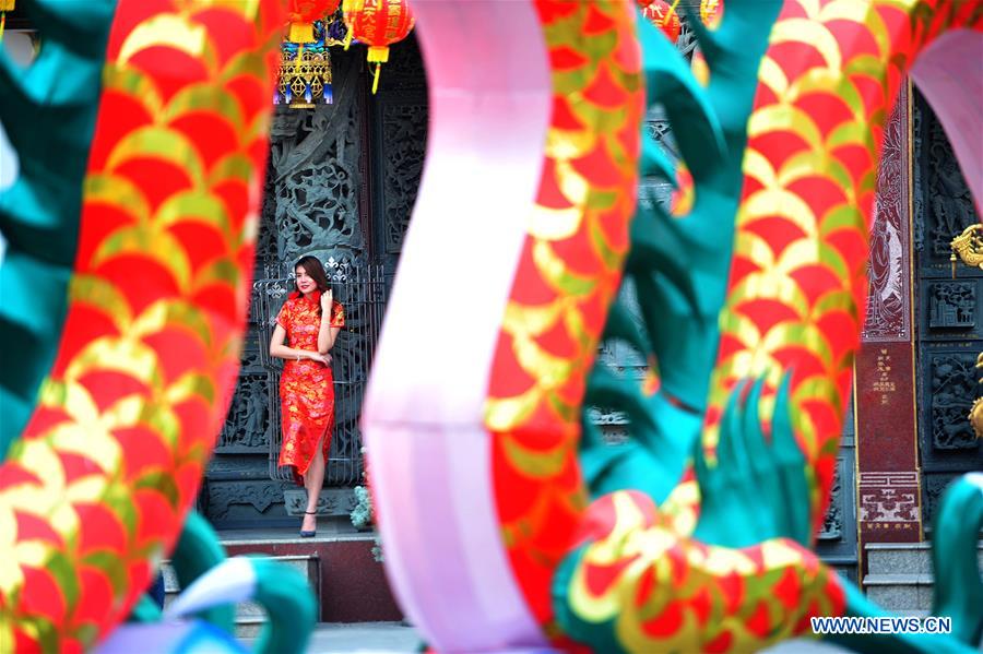 Bangkok se ilumina para celebrar el año nuevo lunar chino