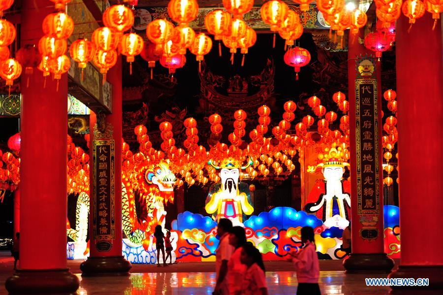 Bangkok se ilumina para celebrar el año nuevo lunar chino