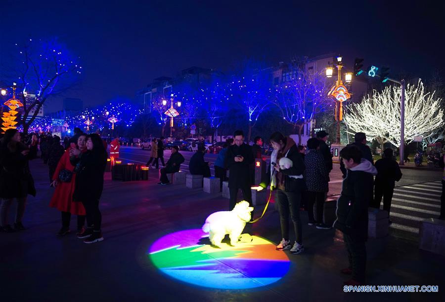 Xi'an decorada con coloridas linternas por el Festival de Primavera