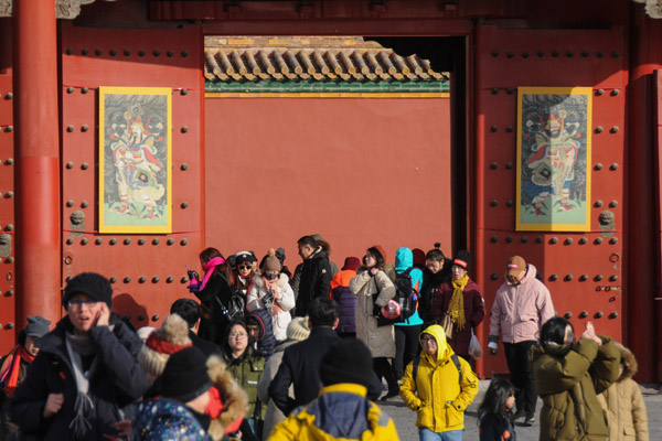 Los visitantes que pudieron obtener entradas desafiaron el clima frío para recorrer el Museo del Palacio el sábado en Beijing. [FOTO POR DU JIA / PARA CHINA DAILY]