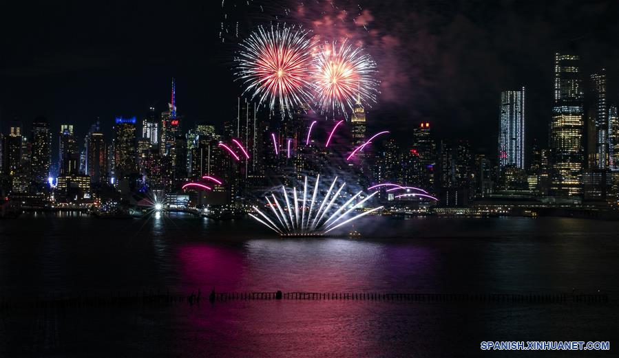 Fuegos artificiales para celebrar Año Nuevo Lunar chino en Nueva York