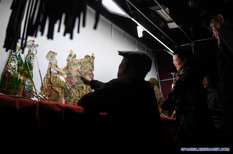 Obra con títeres de sombra en Hebei