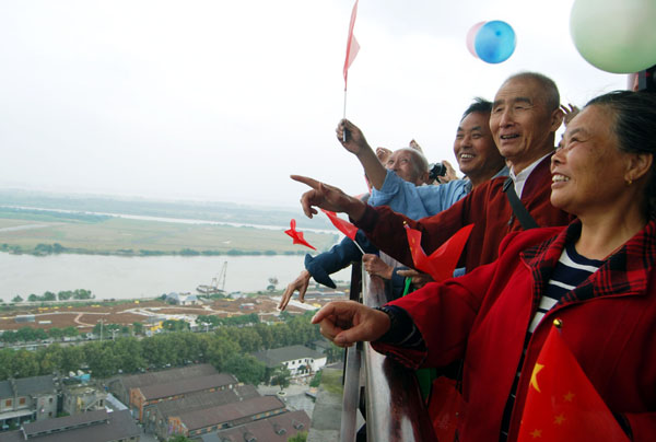 Varias personas mayores en China se van de viaje con sus amigos. [Foto proporcionada a China Daily]