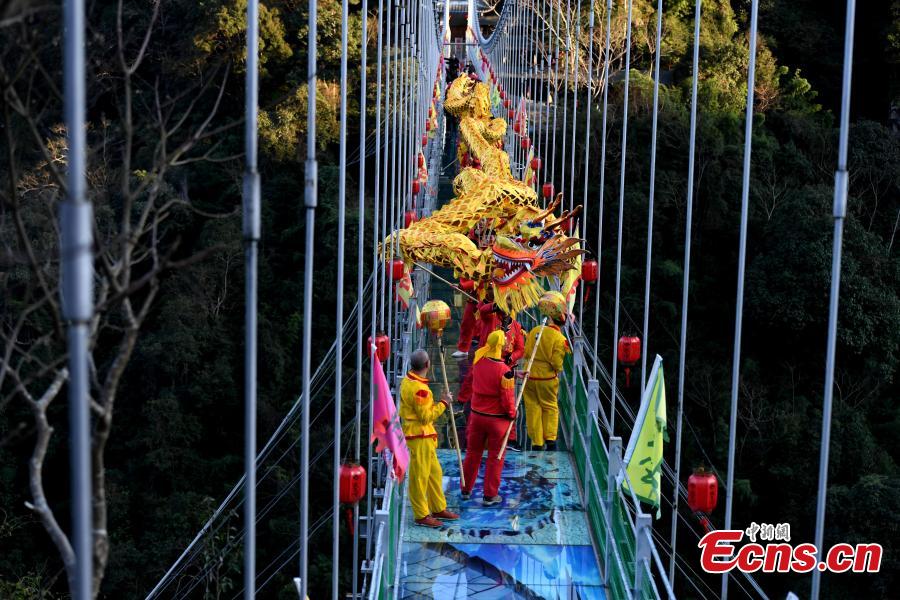 Danza del dragón sobre un puente de vidrio a 200 metros de altura