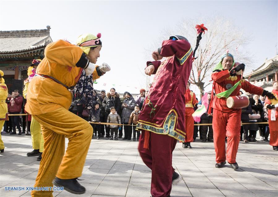 Shanxi: Artistas folclóricos realizan una presentación en una calle para dar la bienvenida al Festival de la Linterna