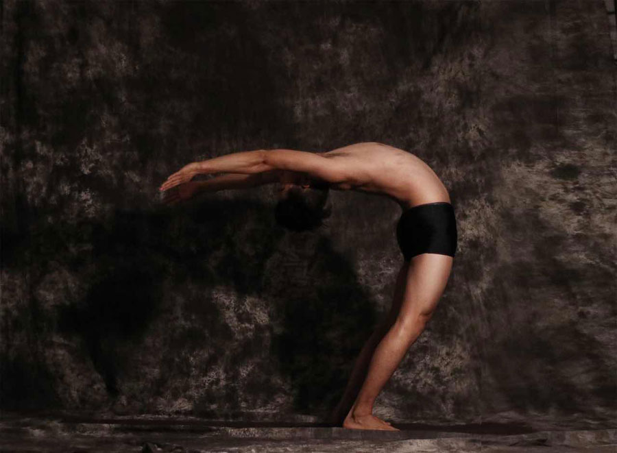 Ran Guowei, de 29 años, sorprende a muchos con sus posiciones de yoga que combinan fuerza, elegancia y flexibilidad. [Foto provista a chinadaily.com.cn]