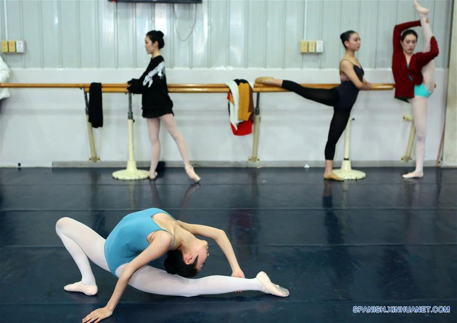Examinadas de danza calentan previo al examen de ingreso en el Conservatorio de Música de Tianjin