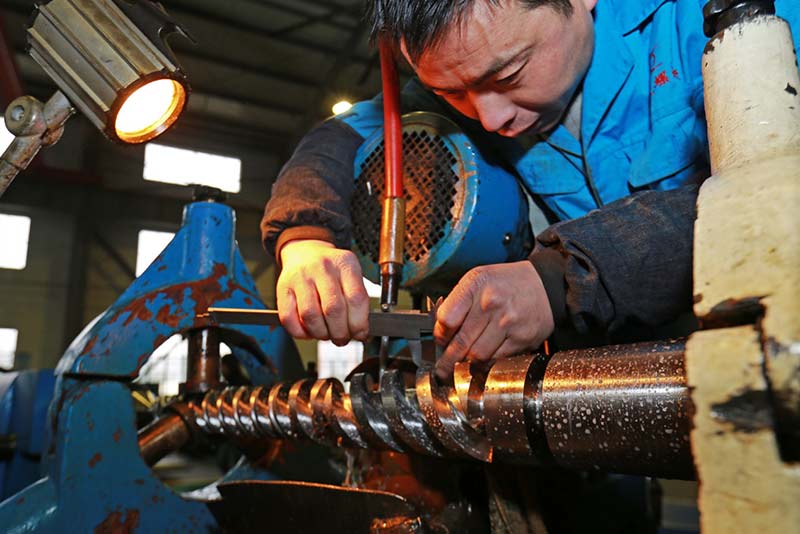 El 14 de febrero de 2019, los trabajadores de la empresa de maquinaria para procesado de plástico, Zhejiang Guangming, ubicada en el distrito de Dinghai, ciudad de Zhoushan, provincia de Zhejiang, realizando un pedido urgente de comercio exterior. (Yao Feng/ vip.people.com.cn)