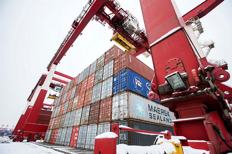 El 14 de febrero de 2019, después de una nevada, la muelle estaba lleno de contenedores de comercio exterior, en el puerto de Qingdao, provincia Shandong. (Yu Yueyue / vip.people.com.cn)