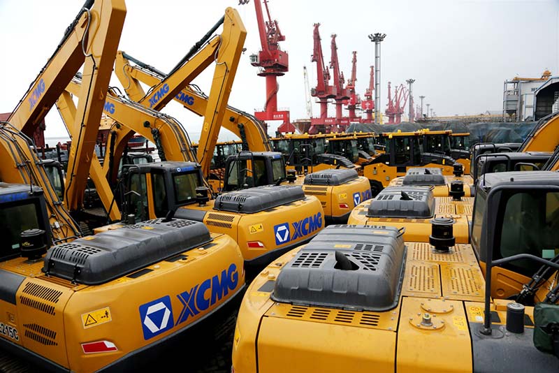 El 14 de febrero de 2019, la Administración General de Aduanas publicó datos que muestran que, en enero de este año, el valor total del comercio de importación y exportación de bienes de China fue de 2,73 billones de yuanes, un aumento del 8,7% respecto al mismo período del año pasado. La imagen muestra una gran cantidad de maquinaria montada en la terminal especial de una compañía de Lianyungang en Jiangsu, esperando ser enviada, el 14 de febrero. (Wang Chun/ vip.people.com.cn)