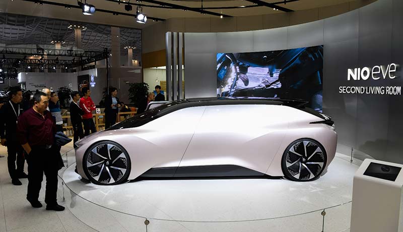 El 10 de enero de 2019, el público observa el vehículo de concepto EVE de la marca NIO en el Salón Internacional del Automóvil de Nueva Energía de Haikou.Fuente: Agencia de Noticias Xinhua