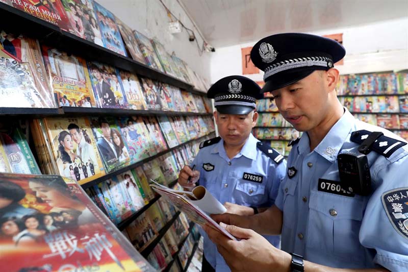 El 23 de agosto de 2018, la policía de la Oficina de Seguridad Pública del condado Xincai en la provincia de Henan inspeccionó la tienda de productos audiovisuales en el área. (Wang Yuxin / Pueblo en Línea)