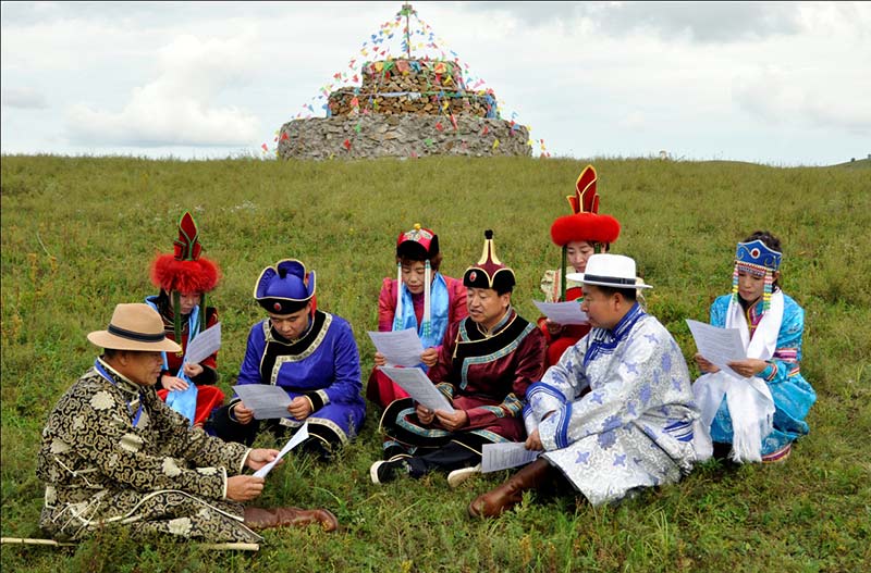 Foto: en el condado Wadi de la ciudad de Zhalantun, en la región autónoma de Mongolia Interior, un cuadro de Inspección y Supervisión de Disciplina (el quinto desde la izquierda) y varios compatriotas estudian el Reglamento de Disciplina del PCCh, 30 de agosto de 2018. (Han Leng /Diario del Pueblo)