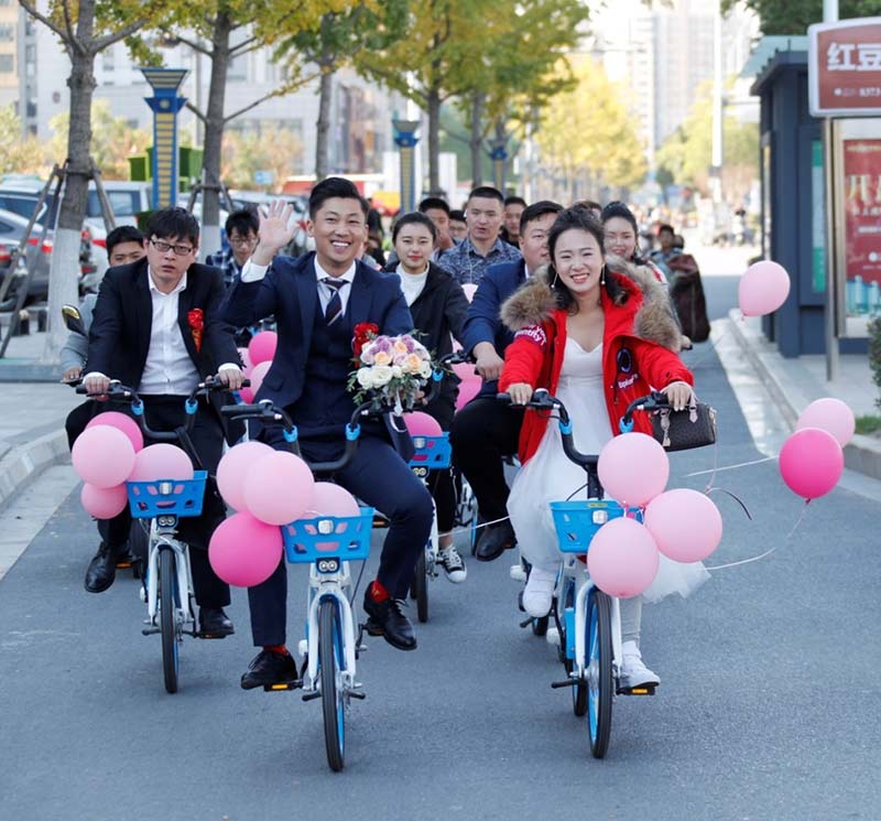 El 27 de octubre de 2018, en Huai'an, provincia de Jiangsu (este de China), una joven pareja organizó su boda sobre bicicletas compartidas. (Foto / Diario del Pueblo)