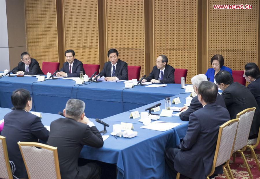 Líderes chinos participan en deliberaciones de panel con asesores políticos