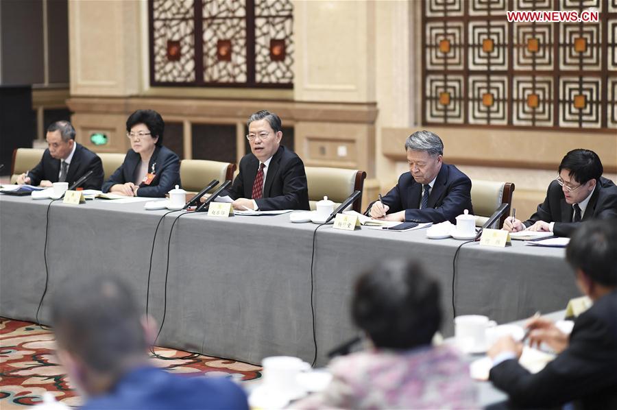 Líderes chinos participan en deliberaciones de panel con asesores políticos
