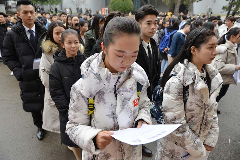 El 12 de enero de 2019, los futuros locutores se preparan para un examen a la entrada del Instituto de Arte de Nanjing. 