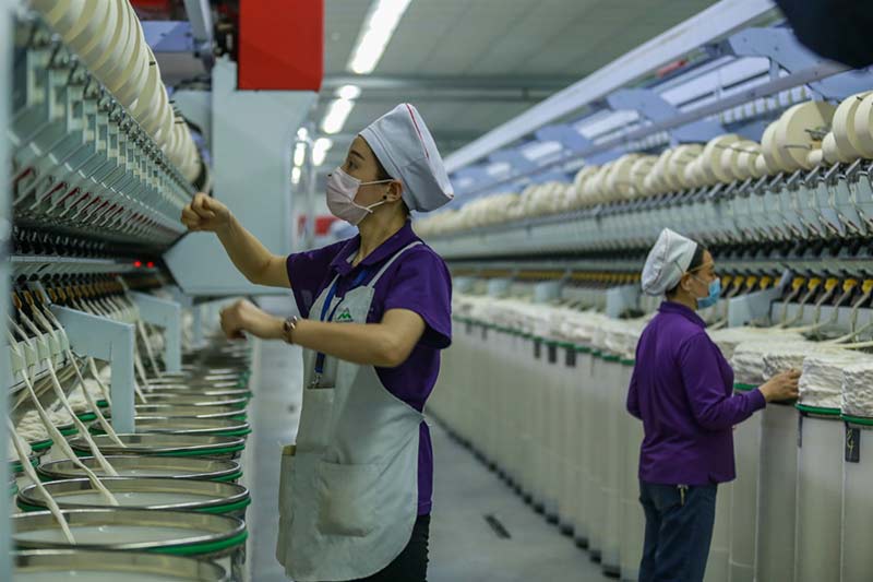 Trabajadores en una fábrica de productos farmacéuticos, provincia de Xinjiang.