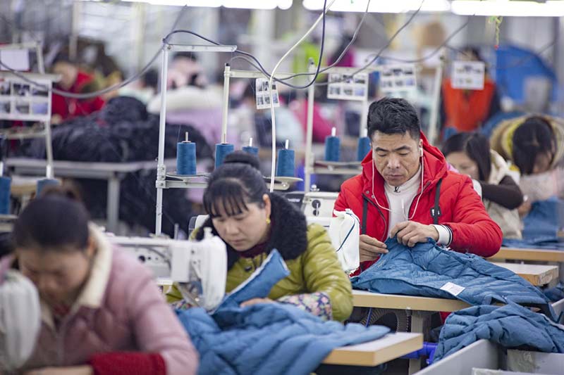 Unidad textil en Lianyungang emplea a varios trabajadores migrantes que regresaron para laborar en la industria de la producción y exportación de textiles.