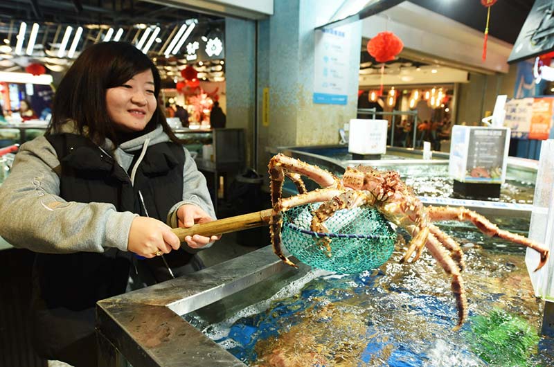 El 14 de enero de 2019, los clientes compraban cangrejos emperador importados en un supermercado de alimentos frescos en Hangzhou. (Long Wei / Diario del Pueblo)