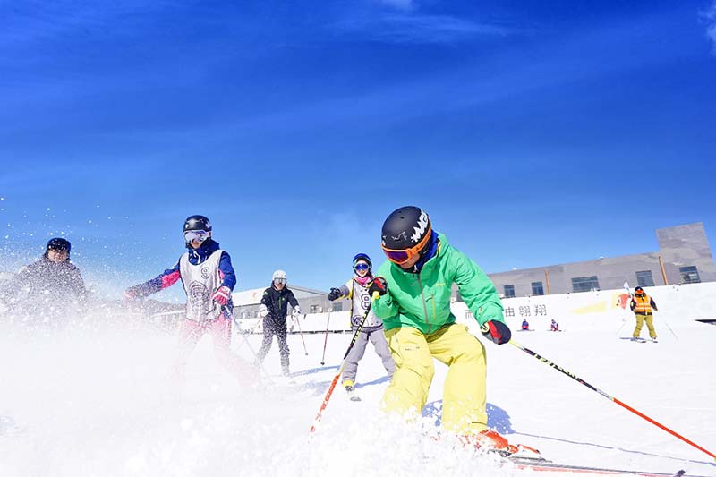 El 4 de enero, los ciudadanos de Beijing esquiaban en el centro de esquí más cercano al centro de la ciudad, el Parque de Deportes de Hielo y Nieve de los Manantiales de Haidian, disfrutando de un rato feliz bajo el cielo azul y las nubes blancas. Foto de He Yong, por Diario del Pueblo.