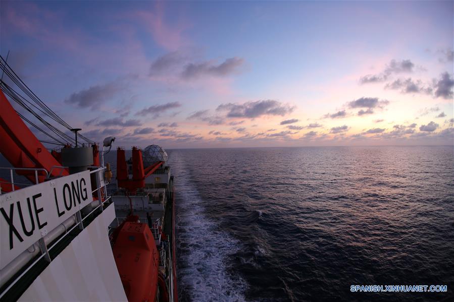 Rompehielos de investigación chino Xuelong navega en el Mar Meridional de China