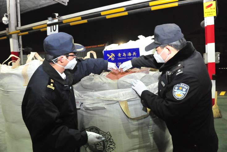 El 19 de diciembre de 2018, la Aduana de Qingdao incautó residuos en polvo importados de contrabando. Fuente de la imagen: Diario del Pueblo