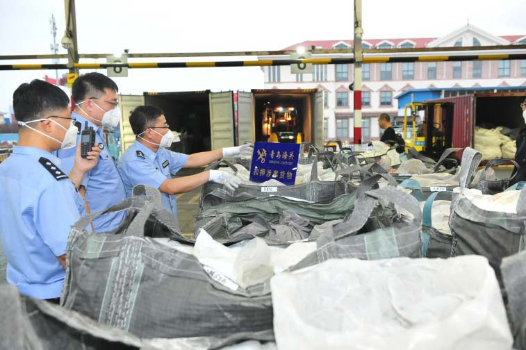 El 14 de septiembre de 2018, la Aduana de Qingdao inspeccionó las mercancías de contrabando incautadas en la madrugada. Fuente de la imagen: Diario del Pueblo.