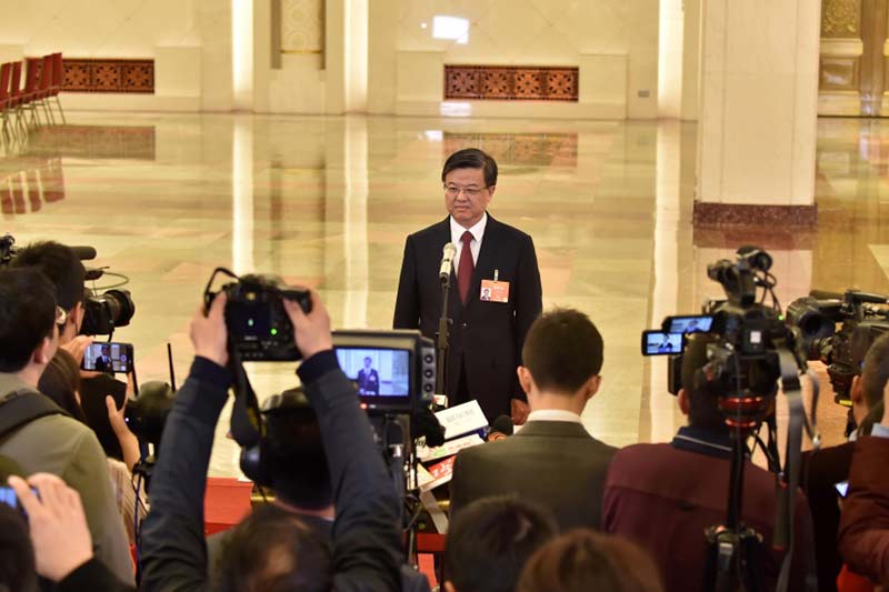 El director de la Administración General de Aduanas, Ni Yuefeng, respondió a las preguntas de los reporteros. Fuente de la imagen: Diario del Pueblo.