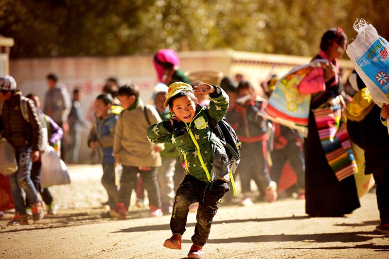 En el proceso de promoción continua de la lucha contra la pobreza, es igualmente importante el alivio de la pobreza educativa y el alivio de la pobreza en la vida diaria. La región autónoma del Tíbet insiste en que los niños tengan libros y aprendan en el proceso de alivio de la pobreza educativa. La imagen muestra a los niños de la escuela primaria del condado de Dingjie, Tíbet, felices de regresar a casa después de una semana de clase. Diario del Pueblo