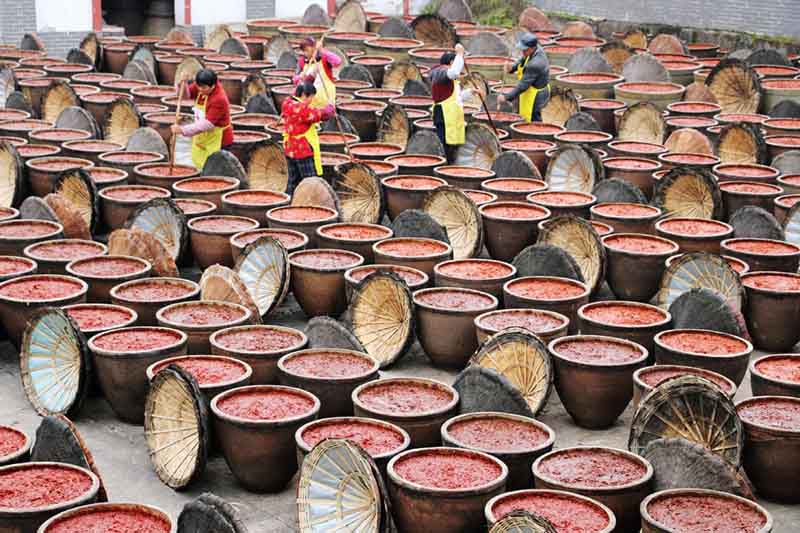 Más de 5.000 frascos de salsa de soja, componente esencial para la olla mongola, se exhiben en la aldea Wenchang de Chongqing. (Foto: Xie Qikun/ China Daily)