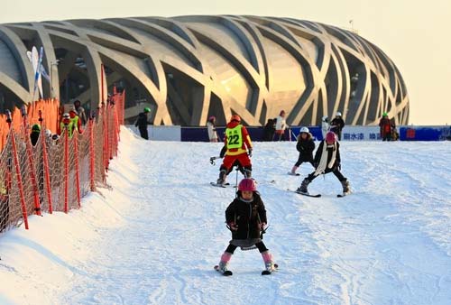 La gente practica deportes de nieve y hielo en la pista de esquí fuera del Estadio Nido de Pájaro, el 8 de febrero de 2019. (Foto / Visión del Pueblo en Línea)