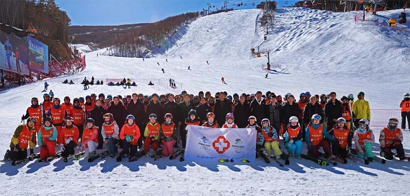 El 21 de febrero del 2019, el departamento de servicios del comité organizador de los Juegos Olímpicos de Invierno de Beijing organizó una ceremonia para presentar los entrenamientos intensivos de esquí para el personal médico, que se encargará de los eventos de esquí que se celebrarán en Chongli, Zhangjiakou. (Foto: web oficial del Comité de los Juegos Olímpicos de Invierno de Beijing)