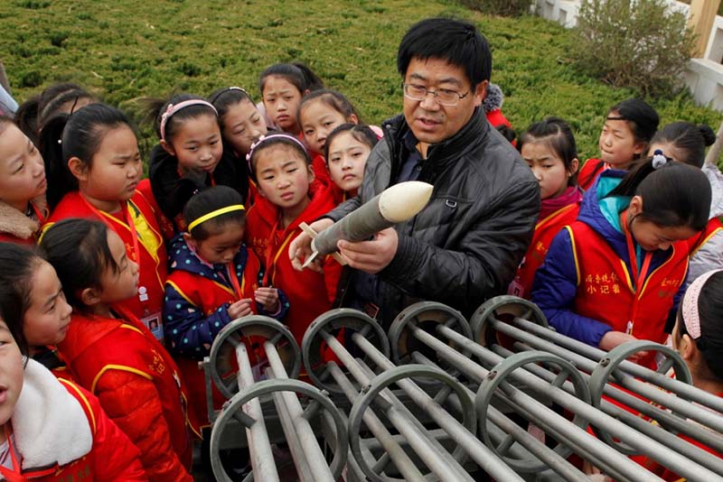 El 17 de marzo de 2018, el personal de la Oficina Meteorológica del condado Yanggu en la provincia de Shandong (este de China) difunde el conocimiento meteorológico a los estudiantes de primaria. (Xiao Minglei / Diario del Pueblo)