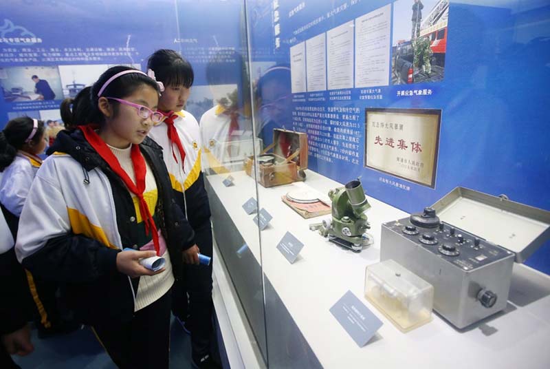 Estudiantes de la Escuela Primaria Wulishu en Nantong, provincia de Jiangsu del este de China, y residentes de la comunidad de Tianhe visitan la sala de exposiciones de meteorología contemporánea en el Museo Meteorológico de Nantong, el 16 de marzo de 2018. (Xu Peiqin / Diario del Pueblo)