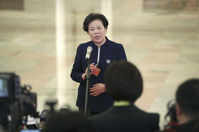 El 8 de marzo, se celebró la segunda reunión de la segunda sesión del XIII Asamblea Popular Nacional en el Gran Palacio del Pueblo en Beijing. La foto muestra la entrevista a Liu Yaming, directora de la Administración Meteorológica de China, en el "Corredor de Representantes". (Foto / Xinhua)