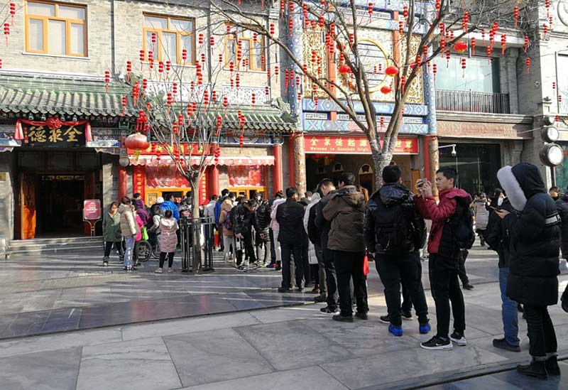 El 26 de enero de 2019 se acercaba el Festival de la Primavera. Fuera del restaurante de pato laqueado Quanjude en la calle Qianmen de Beijing, una marca tradicional, la gente hace cola para comprar pato. (Foto / VCG)