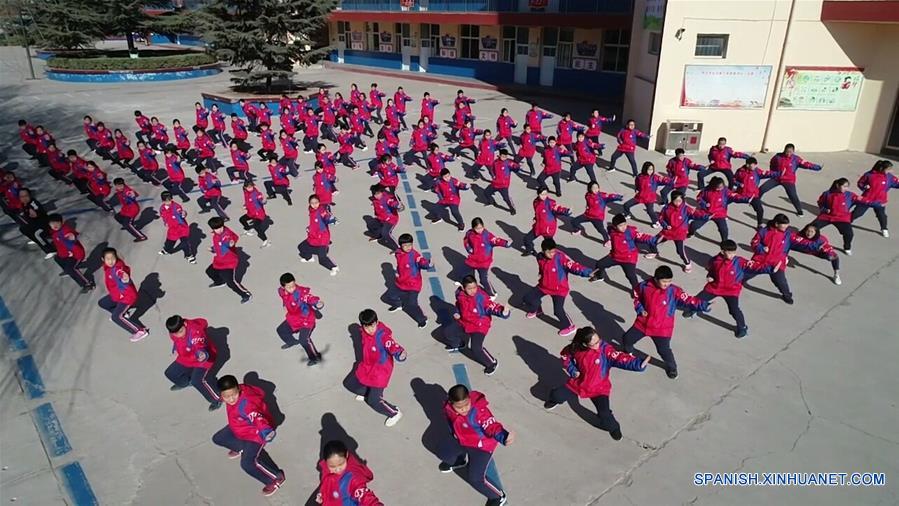 Estudiantes practican artes marciales chinas