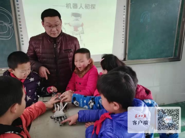 Liu Yong enseña ciencias. (Foto: Diario de Changjiang)