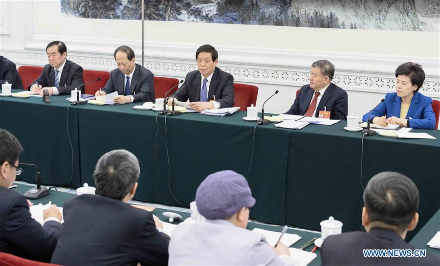Líderes chinos asisten a deliberaciones en sesión legislativa anual