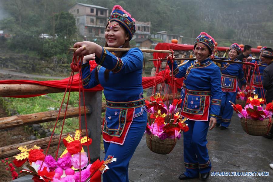 Tradicional ceremonia de boda del grupo étnico mulao en Guangxi