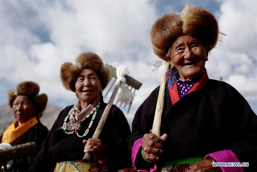 Una ceremonia marca el inicio del arado de primavera en el Tíbet