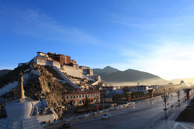 Autopistas gratuitas y hoteles más baratos impulsan el turismo en Tíbet