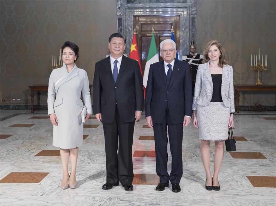 El presidente de China, Xi Jinping (2-i) y su esposa Peng Liyuan (i), posan para una fotografía grupal junto al presidente italiano, Sergio Mattarella (2-d) y su hija Laura Mattarella, en Roma, Italia, el 22 de marzo de 2019. Xi y Mattarella sostuvieron conversaciones el viernes. Previo a sus conversaciones, Mattarella ofreció una gran ceremonia de bienvenida a Xi. (Xinhua/Wang Ye)