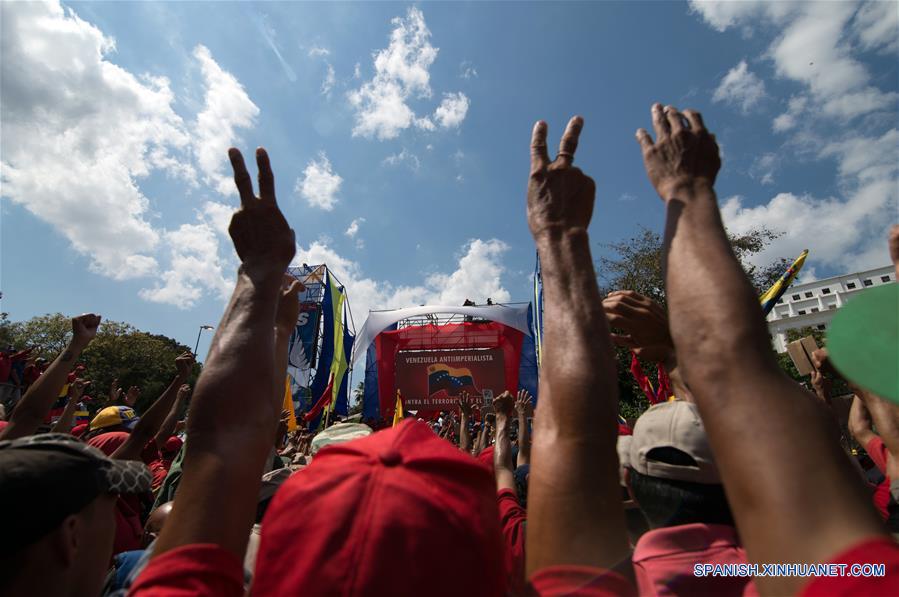 Personas participan en una marcha en apoyo al presidente de Venezuela, Nicolás Maduro, en Caracas, Venezuela, el 23 de marzo de 2019. El presidente venezolano, Nicolás Maduro, anunció el sábado durante un acto en Caracas la captura de un "poderoso jefe paramilitar colombiano" en el estado de Carabobo (centro-norte). (Xinhua/Marcos Salgado)