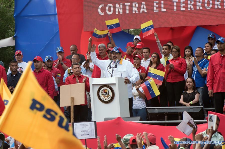 El presidente de Venezuela, Nicolás Maduro (c), pronuncia un discurso durante un acto en Caracas, Venezuela, el 23 de marzo de 2019. El presidente venezolano, Nicolás Maduro, anunció el sábado durante un acto en Caracas la captura de un "poderoso jefe paramilitar colombiano" en el estado de Carabobo (centro-norte). (Xinhua/Marcos Salgado)