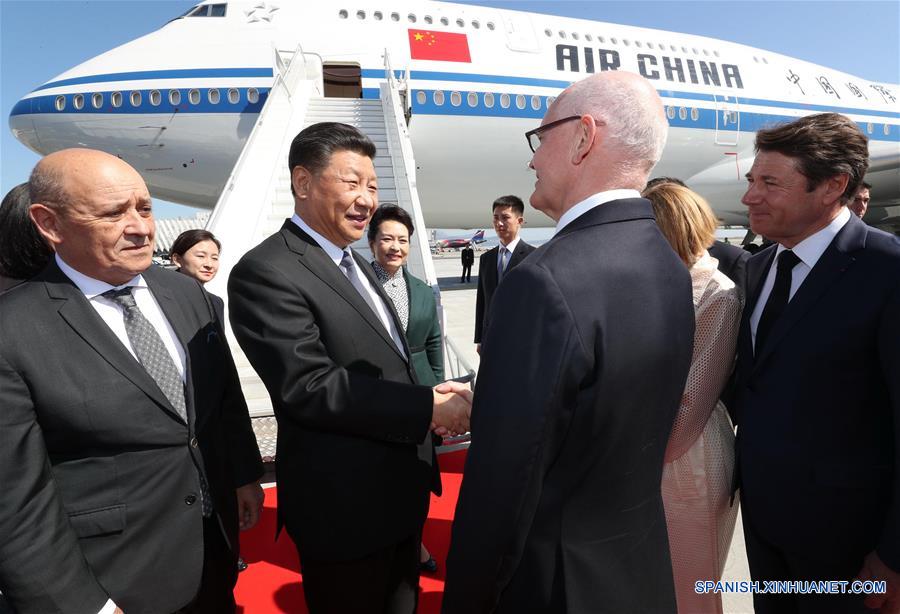El presidente chino, Xi Jinping, llega a la ciudad de Niza, en el sur de Francia, el 24 de marzo de 2019, antes de dirigirse al Principado de Mónaco, al que hará una visita de Estado. Xi y su esposa, Peng Liyuan, fueron recibidos por altos funcionarios de Mónaco y Francia en el aeropuerto. (Xinhua/Ju Peng)